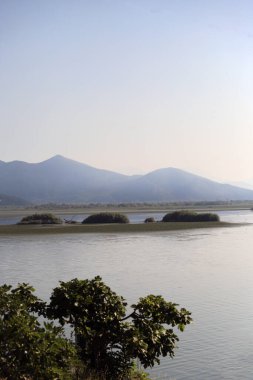 Göl ve dağlarla dolu güzel bir manzara. Karadağ