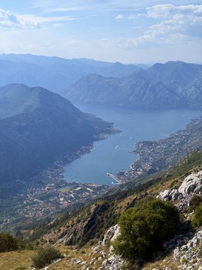 Karadağ 'daki Kotor Körfezi manzarası. Kotor şehrinin panoraması