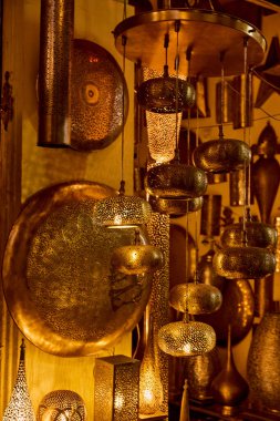 Fas, Fas 'ın Medine kentindeki dükkanda parlayan Fas metal lambaları