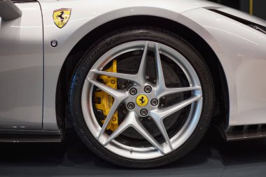 Ferrari F8 haracının ön tekerleği. Sarı fren ayarlı tekerlek. Katowice, Poland- 29 Ekim 2019