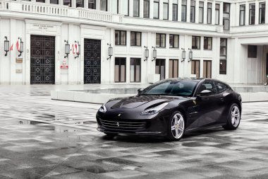 Ferrari GTC4 Lusso bir zamanlar sosyalist partinin merkezi olan ve bugün de borsanın olduğu sosyalist gerçekçi binanın avlusunda. Varşova, Polonya - 13.04.2019