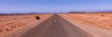 Agadir için yol. Agadir Fas desertic bir alanda gösteren kilometre taşı