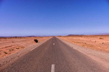 Agadir için yol. Agadir Fas desertic bir alanda gösteren kilometre taşı