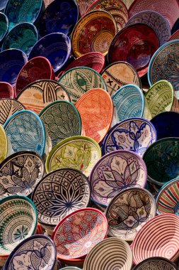 Fas el yapımı ve boyalı kaseler. Sokak pazarı - Fez, Fas