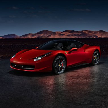 Çöl kumullarının önünde duran kırmızı bir Ferrari 458 Italia. Motor V8, 4.5L, 570HP. Fas manzaralı elektronik montaj. Katowice, Polonya, 23 / 12 / 2013