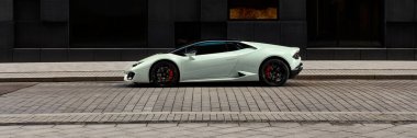Beyaz Lamborghini Huracan Wismargata caddesindeki ofis binasının önünde. Oslo, Norveç, 06.03.2016