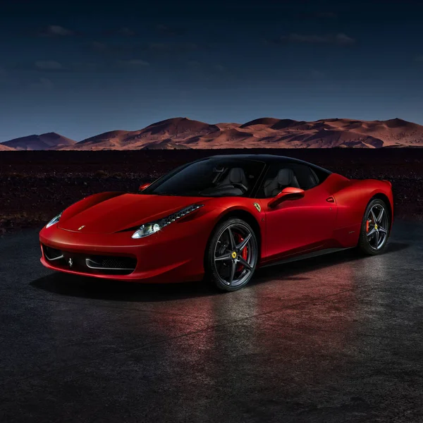 Красная Ferrari 458 Italia Стоящая Перед Дюнами Пустыни Двигатель 570Hp — стоковое фото