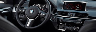 M Sport versiyonunda BMW X1 'in direksiyonu ve içi. Arka koltuktan bak. Katowice / Polonya, 31.07.2021