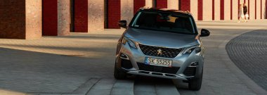 Peugeot 3008 'in önünde, modern SUV, konser salonuna park edilmiş. Katowice, Polonya - 27.05.2017
