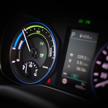 Melez bir arabada yakıt tüketim verimliliği göstergesi