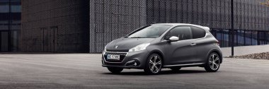 Peugeot 208 GTI bir bina kongre merkezinin önünde duruyor. Katowice, Polonya - 05.05.2016