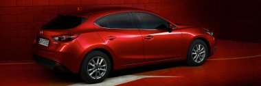 Kırmızı Mazda 3 yeraltı garajında. Varşova, Polonya - 02.06.2016
