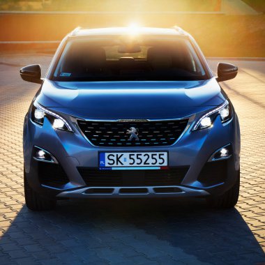 SUV Peugeot 3008 ön görüş. Katowice, Polonya - 27.05.2017