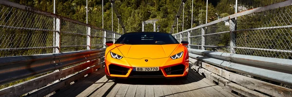 Yellow Lamborghini Huracan Rwd Driving Bridge Front View Engine V10 — Stock Photo, Image