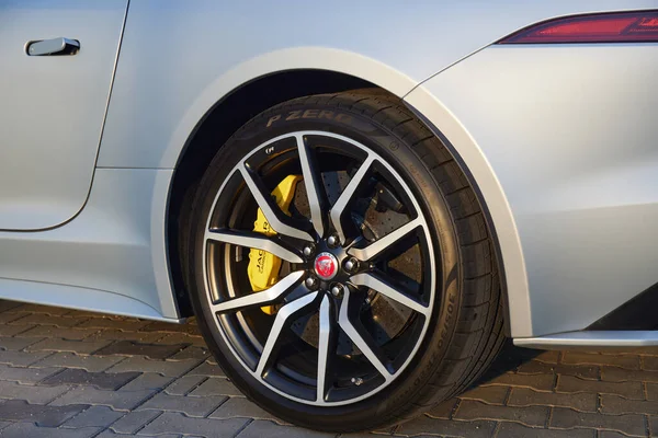 Rueda Trasera Tipo Jaguar Rueda Aleación Pulgadas Neumático Pirelli Zero —  Fotos de Stock