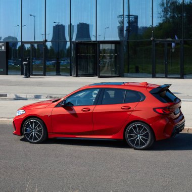BMW M135i Uluslararası Kongre Merkezi binasının önünde. Model F40, 2019 'dan üretildi. 306 HP motoru, hızlanma 0-100 km-saat - 4.8 s Katowice, Poland- 09.16.2020