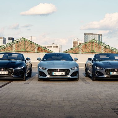 Park yerinde yan yana duran üç Jaguar F tipi. Ön manzara. Katowice, 17 Haziran 2022