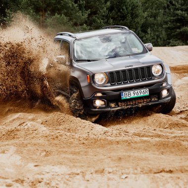 Çölde 4x4 bir arabayla eğlenmek. Jeep Renegade buzlu kumda harika gidiyor. Siedlce Çölü, Polonya - 07.02.2017