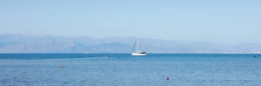 Yalnız yat ufukta, Corfu Island, Yunanistan ile denizde fantastik deniz görünümü. Güneşli bir gün, minimalizm, sakin ve sessiz.