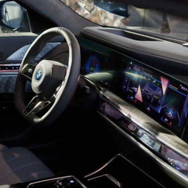 Yeni BMW 7 Serisinin içi. Kokpit Swarovski kristallerinde tamamlandı. Polonya, Katowice, 14.05.2022