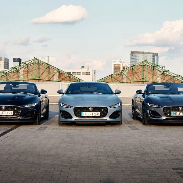 Tre Jaguars Tipo Piedi Fianco Fianco Nel Parcheggio Vista Frontale — Foto Stock