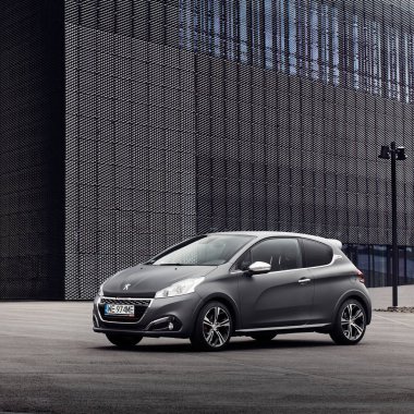 Peugeot 208 GTI bir bina kongre merkezinin önünde duruyor. Katowice, Polonya - 05.05.2016