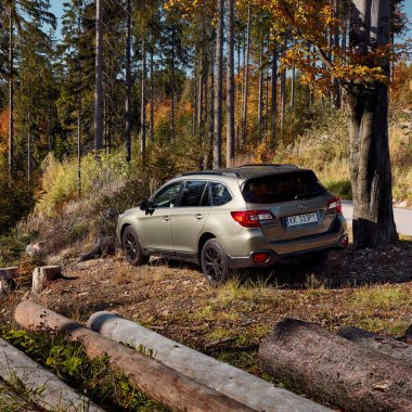 Dağ yollarında sürekli dört çeker Subaru Outback. Model 2019, 175 Hp motoru. Wisla, Polonya - 10.13.2019