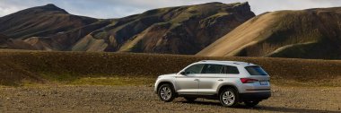 Skoda Kodiaq, İzlanda 'daki LANDMANNALAUGAR dağlarında gün doğumuyla ilgili bir kampta. İzlanda, 24.08.2021