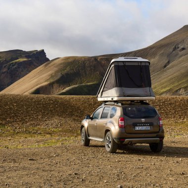 İzlanda. Dacia Duster 'ın LANDMANNALAUGAR dağ kampında çatı çadırı var. İzlanda, 24.08.2021