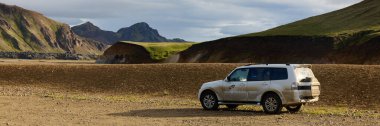 Mitsubishi Pajerio, İzlanda 'daki LANDMANNALAUGAR dağlarındaki bir kampta gün doğumuyla ilgili. İzlanda, 24.08.2021