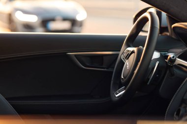 Bulanık Jaguar F tipi. İkinci Jaguar F tipinin kabininden görülüyor. Katowice, 17 Haziran 2022