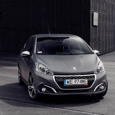 Katowice, Polonya - 05.05.2016: Peugeot 208 GTI bir bina Kongre Merkezi önünde duruyor.