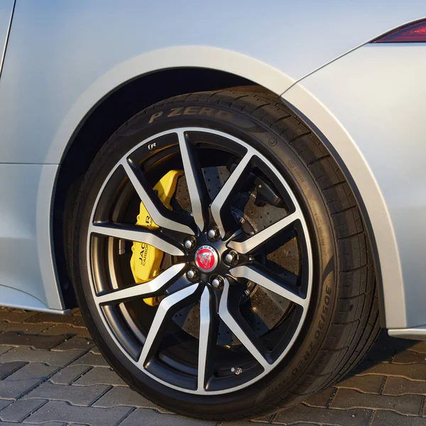 Tylne Koło Jaguara Koło Stopu Opona Pirelli Zero Samochód Matowej — Zdjęcie stockowe