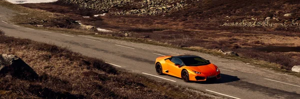 Gelber Lamborghini Huracan Fährt Schnell Über Eine Straße Einer Bergigen — Stockfoto