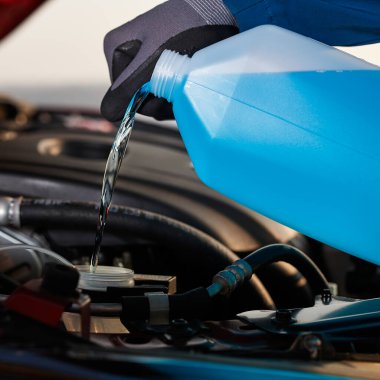 Adam arabasında antifriz sıvısı dolum