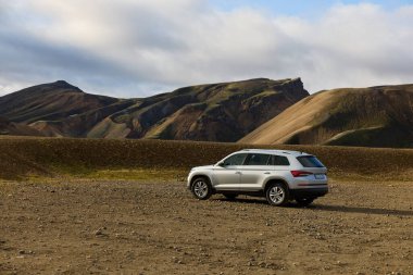Skoda Kodiaq, İzlanda 'daki LANDMANNALAUGAR dağlarında gün doğumuyla ilgili bir kampta. İzlanda, 24.08.2021
