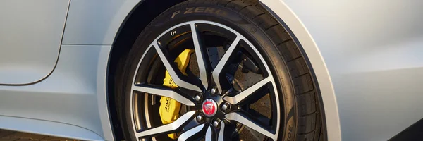 Tylne Koło Jaguara Koło Stopu Opona Pirelli Zero Samochód Matowej — Zdjęcie stockowe