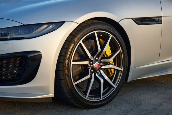 Przednie Koło Jaguara Koło Stopu Opona Pirelli Zero Samochód Matowej — Zdjęcie stockowe