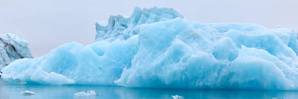 Блакитний Айсберг Ісландії Айсберг Впадає Лагуну Йокулсарлона Відокремлений Від Льодовика — стокове фото