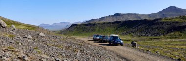 Lafsvk 'ten Snfellsjkull' a giden yolda üç off-road aracı var. Tipik bir İzlanda manzarası. Snaefellsnes, İzlanda, 14.08.2021