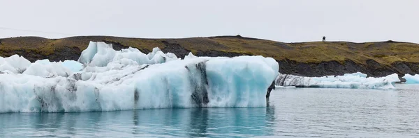 Silhuetas Pessoas Caminhando Longo Das Margens Lagoa Iceberg Que Flui — Fotografia de Stock