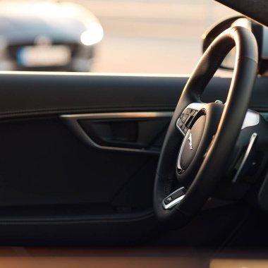 Bulanık Jaguar F tipi. İkinci Jaguar F tipinin kabininden görülüyor. Katowice, 17 Haziran 2022