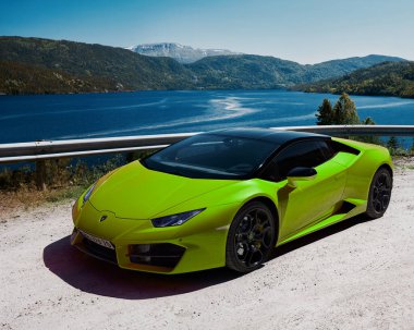 Yeşil bir Lamborghini Huracan, V10 motoru, 580 HP. Dağlarda bir gölün kenarına park edilmiş bir araba. Gransherad, Norveç. 04.06.2016