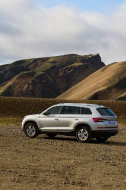 Skoda Kodiaq, İzlanda 'daki LANDMANNALAUGAR dağlarında gün doğumuyla ilgili bir kampta. İzlanda, 24.08.2021