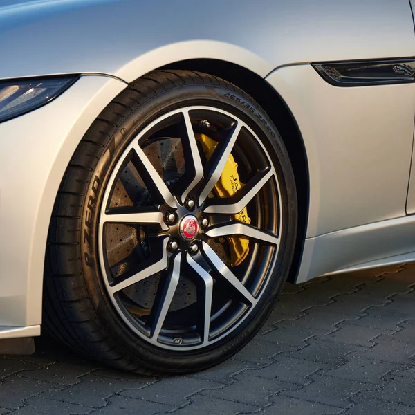 Jaguar Typ Vorderrad Leichtmetallfelge Pirelli Zero Reifen Auto Mattem Lack — Stockfoto