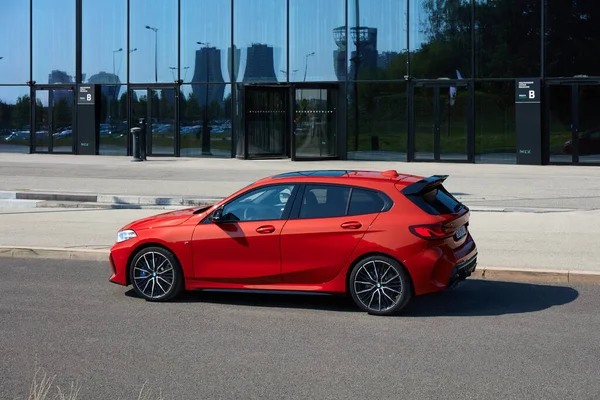 BMW M135i Uluslararası Kongre Merkezi binasının önünde. Model F40, 2019 'dan üretildi. 306 HP motoru, hızlanma 0-100 km-saat - 4.8 s Katowice, Poland- 09.16.2020