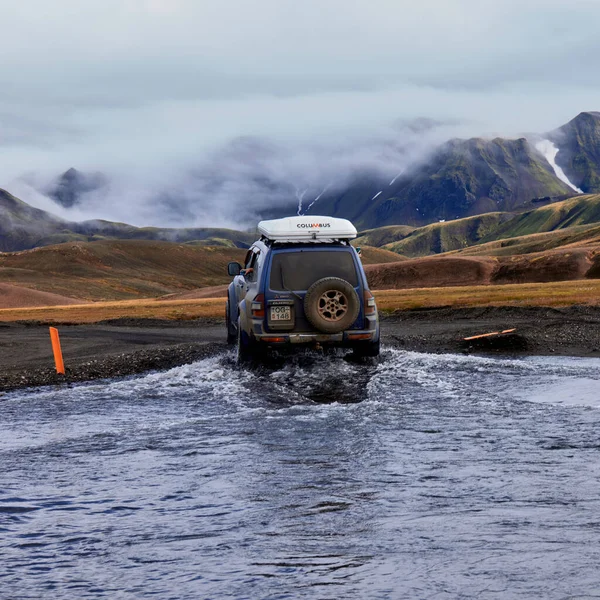 Islandia Mitsubishi Pajerio Przecina Rzekę Trasie Gór Landmannalaugar Islandia Dnia — Zdjęcie stockowe