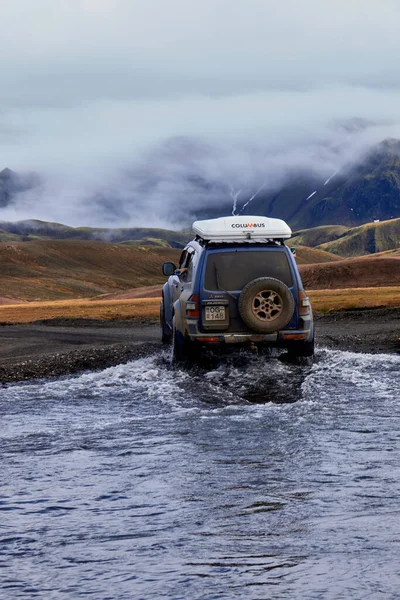 Islandia Mitsubishi Pajerio Przecina Rzekę Trasie Gór Landmannalaugar Islandia Dnia — Zdjęcie stockowe