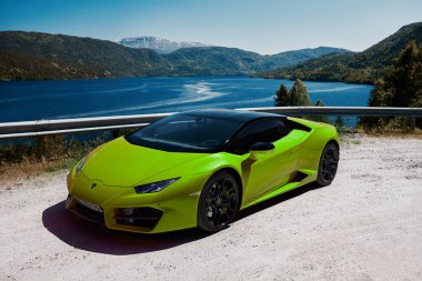 Yeşil bir Lamborghini Huracan, V10 motoru, 580 HP. Dağlarda bir gölün kenarına park edilmiş bir araba. Gransherad, Norveç. 04.06.2016