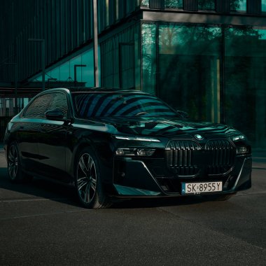 BMW 7 Serisi, G70, modern premium limuzin. Ofis binasının arka planındaki araba. 2023 'ten beri satışta. Polonya, Katowice 03.05.2023